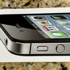 Apple iPhone 4s. 16gb. Black. EUC.